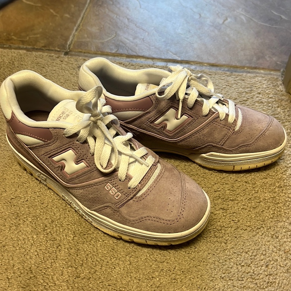 Women’s size 7 New Balance 550